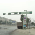 道交差の熱いすくいの交通標識が付いている電流を通された信号ポーランド人